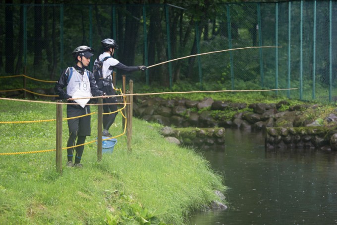 釣り堀で釣りをするアスリート。これもアドベンチャーレース。「エクストリームシリーズ2013尾瀬檜枝岐大会」での風景。