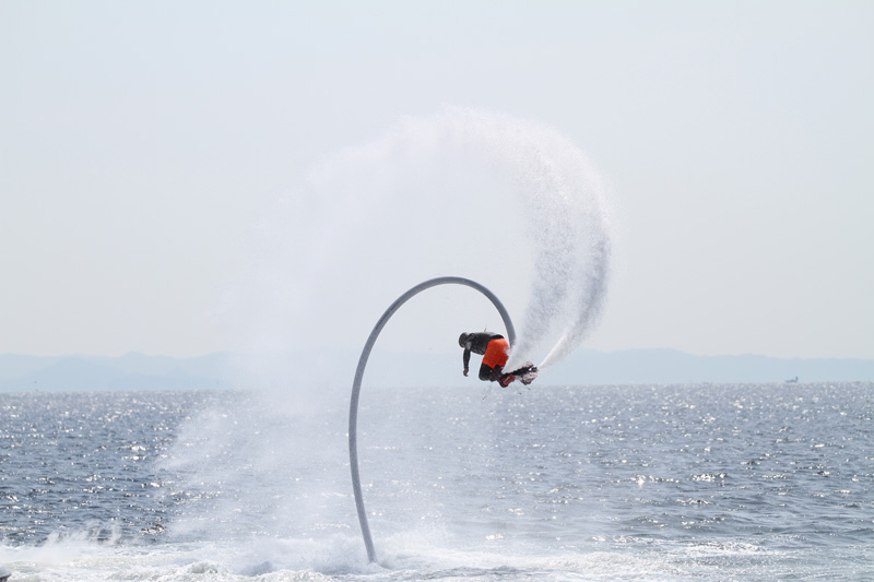 水圧で空を飛ぶフライボードを体験！ 三浦海岸でビーチスポーツの祭典が開催