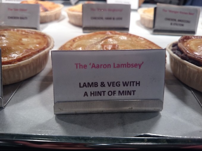 筆者は、アーロン・ラムジーの名前にかけて命名された"Aaron 'Lamb'sey"を購入。ラム肉と野菜にミントの香りが効いたパイ 