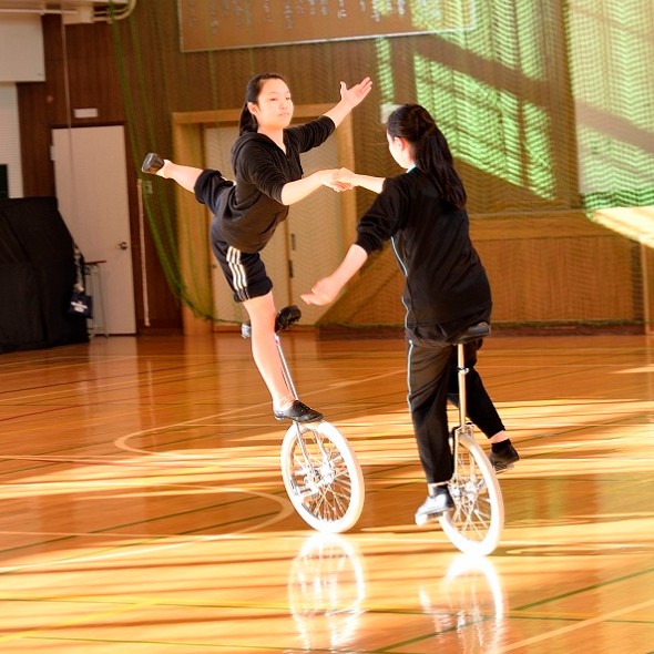 “床の上のフィギュアスケート”「一輪車演技」！