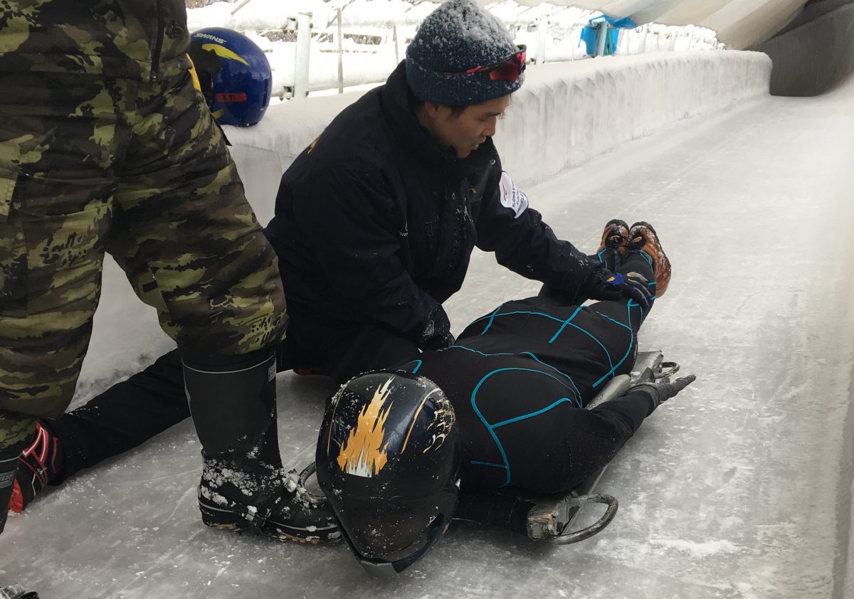 時速120kmで氷上を滑り抜ける。スケルトン体験