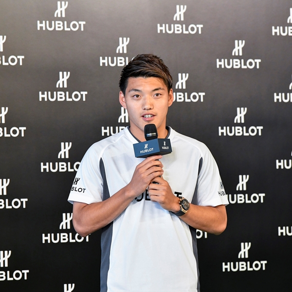 サッカー日本代表・堂安律選手 スイスの高級腕時計ブランド「HUBLOT（ウブロ）」とチャリティーイベント開催