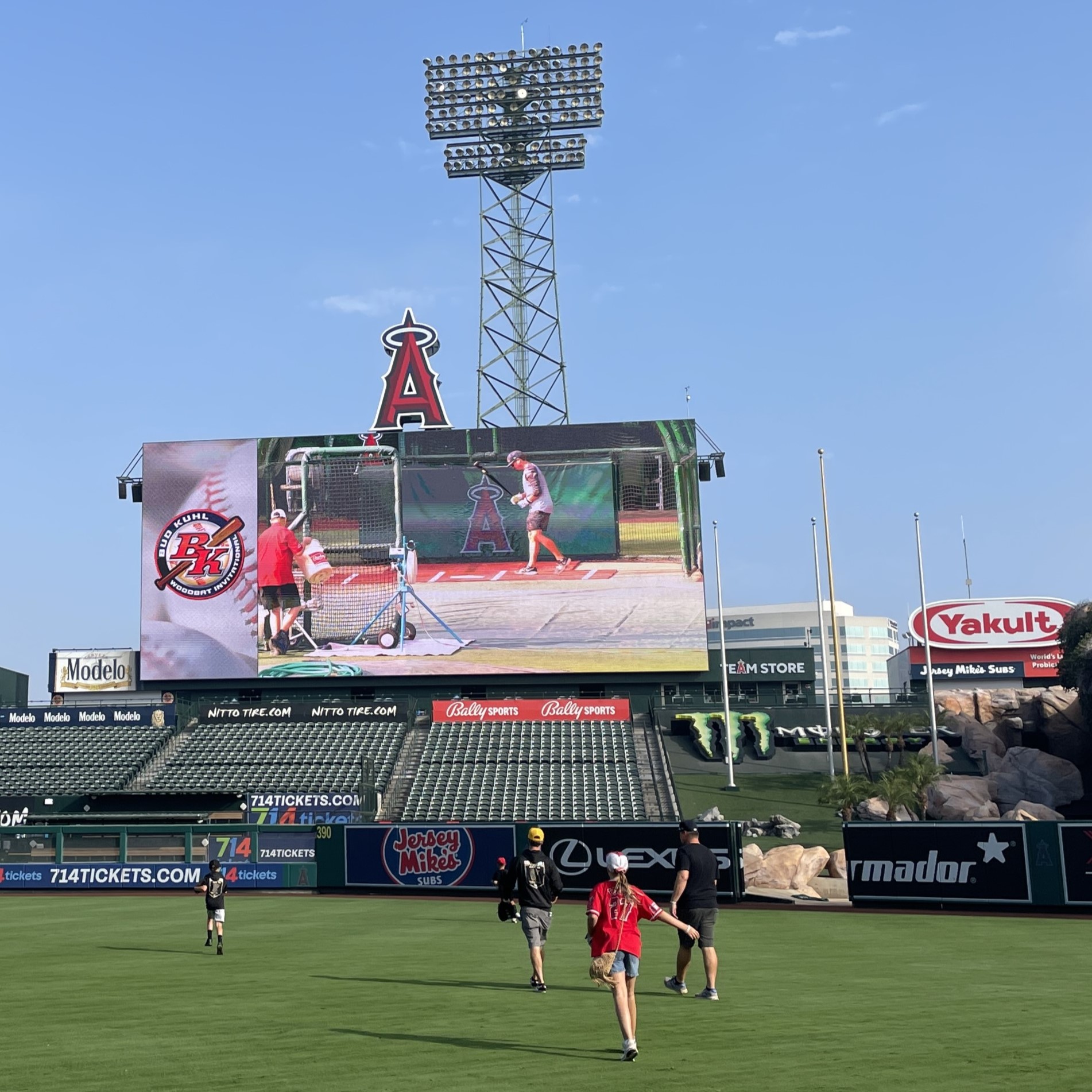 エンゼル・スタジアムで開催された草野球のチャリティーマッチ