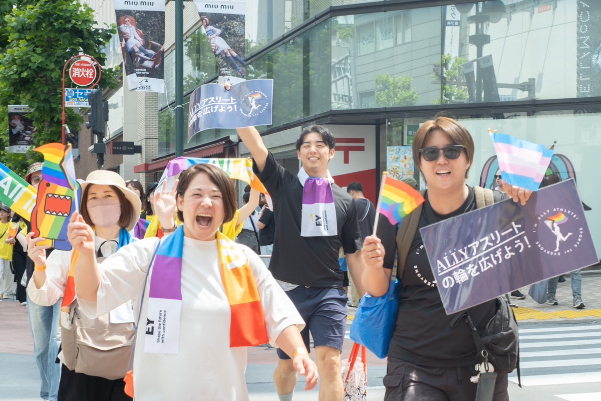 スポーツ界から多様性を発信。LGBTQ+を支援するアスリートがパレードで行進