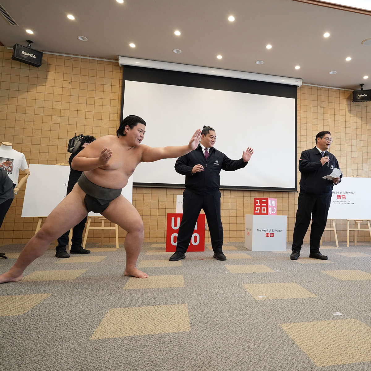 ユニクロが石川出身親方・力士とともに被災地を訪問