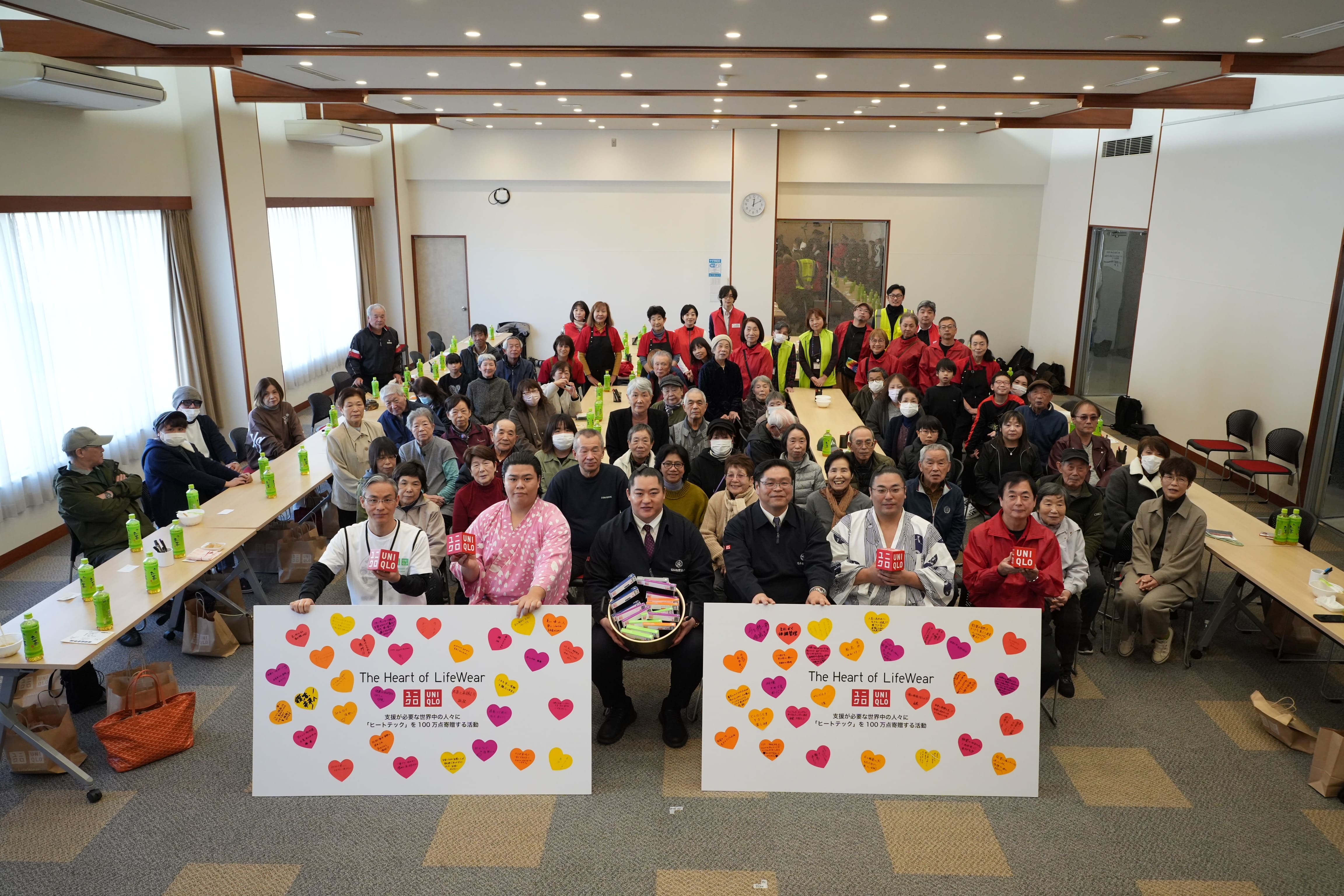 ユニクロが石川出身親方・力士とともに被災地を訪問